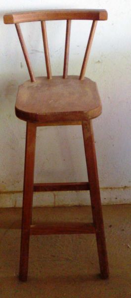 Banqueta Alta Selada Angelin Assento Redondo ou Quadrado